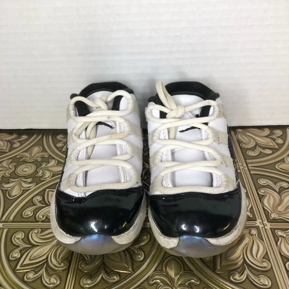 Jordan Kids Black and White Sneakers size 6C